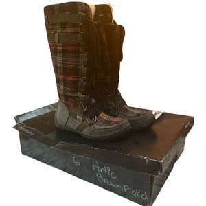 NIB Relativity Artic Brown Plaid‎ Inner Zip Boots